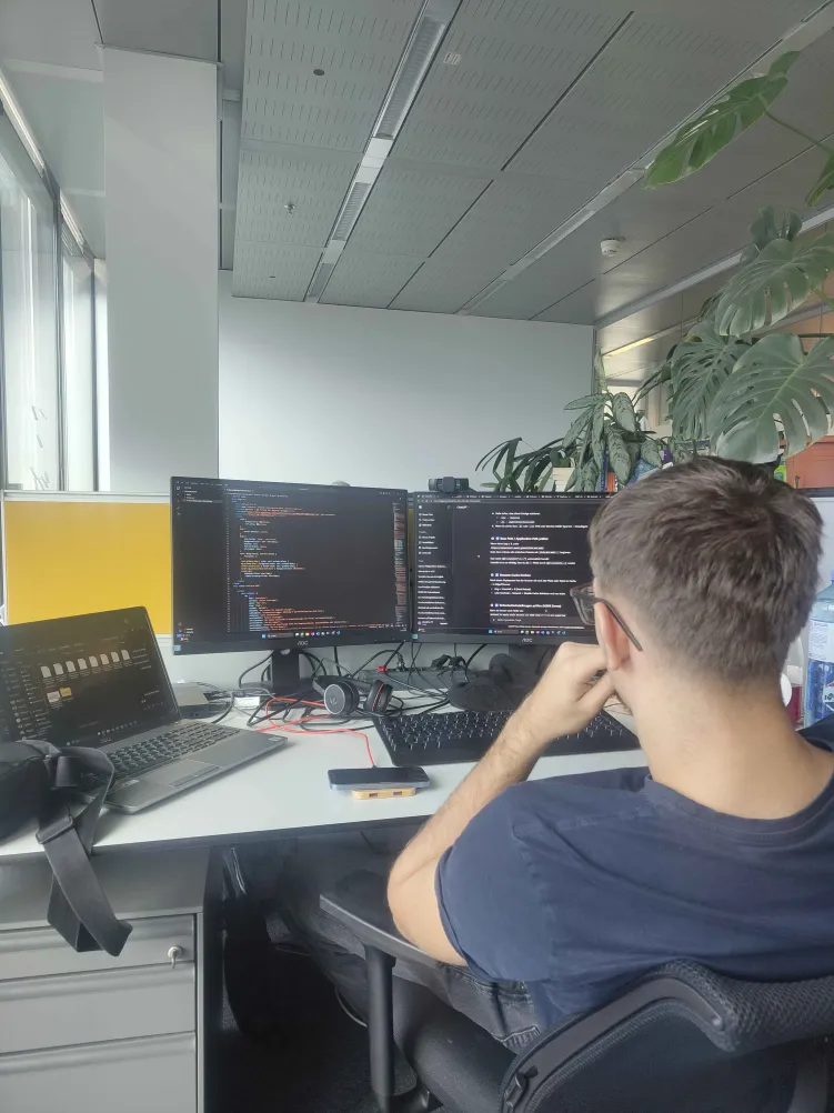 Programmierer bei der Arbeit an einer Website